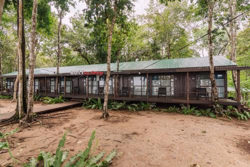 Sematan Cabin | Discover Roxy Telok Serabang: Oceanfront Bliss Awaits