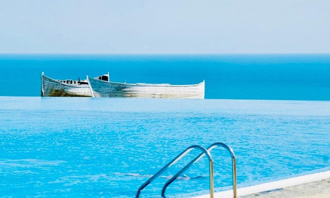Topola Apartment | Oceanfront Royal Apartment with Spa & Pool by Kaliakria