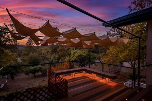 Oakhurst House | Relax at Royal Arches Cottages with Ocean View & Spa