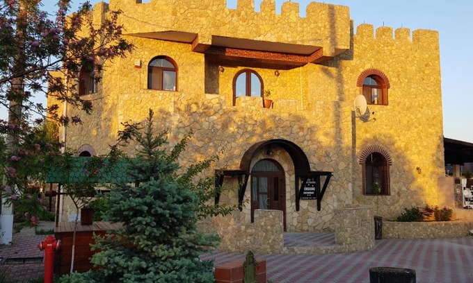 Pascani House | Royal Castle: Guest Rated 9/10 with Hot Tub & Breakfast