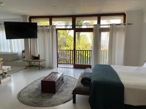 Schoemansville House | Charming Royal Castle Views with Pool and Breakfast Included