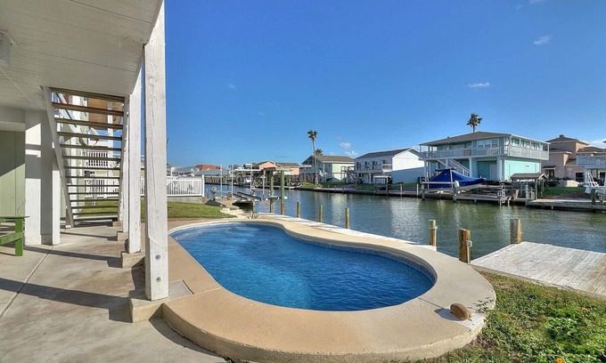 City-by-the Sea House | Oceanfront Royal Estes 5 Bedroom Home with Restaurant Access
