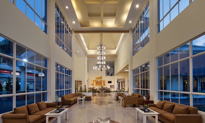 Tretes Hotel | Comfortable Royal Tretes View Hotel with Pool & Spa