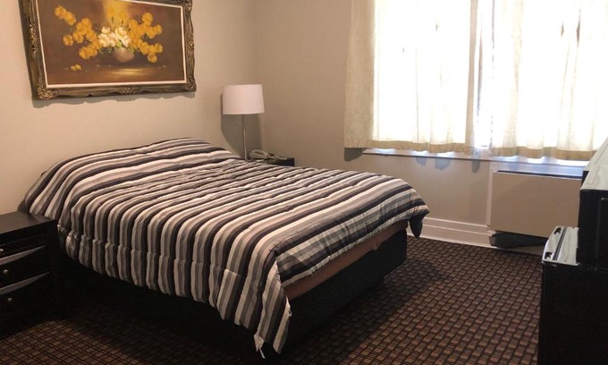 Flin Flon Hotel | Pet-Friendly Royal Hotel with Pool and Restaurant
