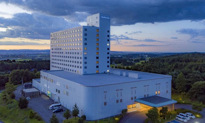 Tonami Hotel | Explore Royal Hotel Toyama Tonami - 4-Star Family Retreat