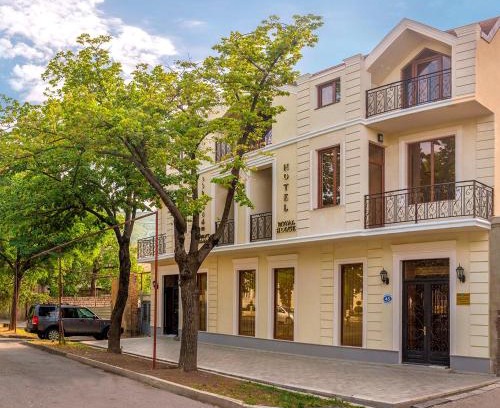 Gori Hotel | Experience Royal House: 4-Star Comfort with Pool & Breakfast