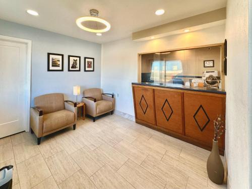 Paw Creek Hotel | Convenient Royal Inn and Suites Near Charlotte Airport