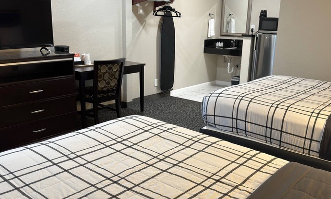 Bethel-Danebo Hotel | Comfortable Stay at Royal Inn Eugene with Family-Friendly Amenities