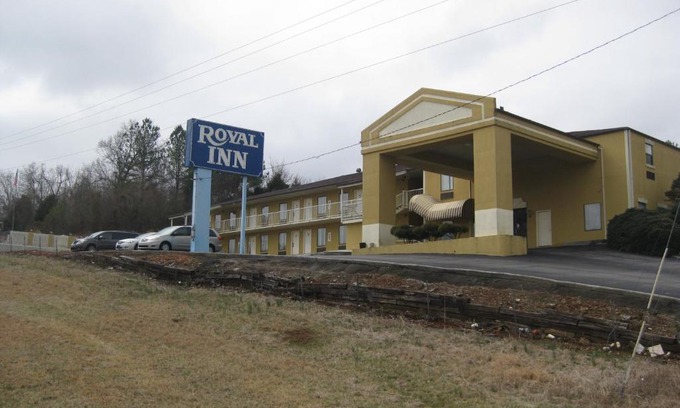 Sparta Hotel | Pet-Friendly Royal Inn with Breakfast & Eco Amenities
