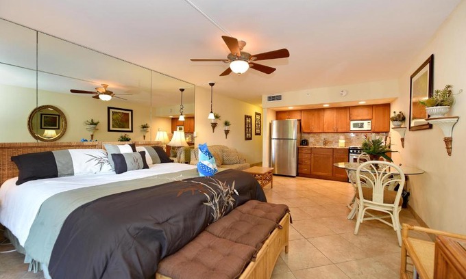 Kahana Apartment | Oceanfront Royal Kahana 104: Family-Friendly Retreat