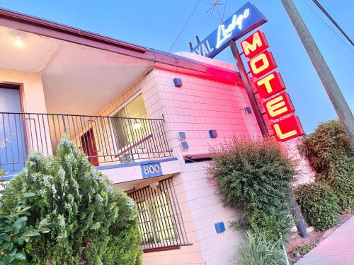 Coalinga Hotel | Family-Friendly Retreat at Royal Lodge with Great Reviews