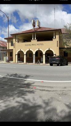 Jerilderie Hotel | Convenient Stay at Royal Mail Hotel with Family-Friendly Dining