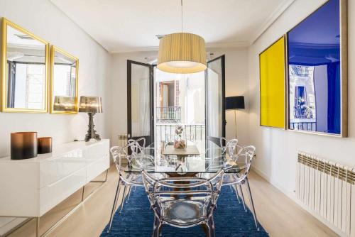 Palacio Apartment | Royal Palace Teatro Real: Premier Stay with Free Parking