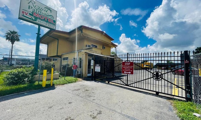 Viavant - Venetian Isles Hotel | Family-Friendly Stay at the Royal Palms Motel