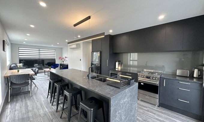 Royal Oak Apartment | Family-Friendly 3BR Royal Residency with Kitchen Amenities