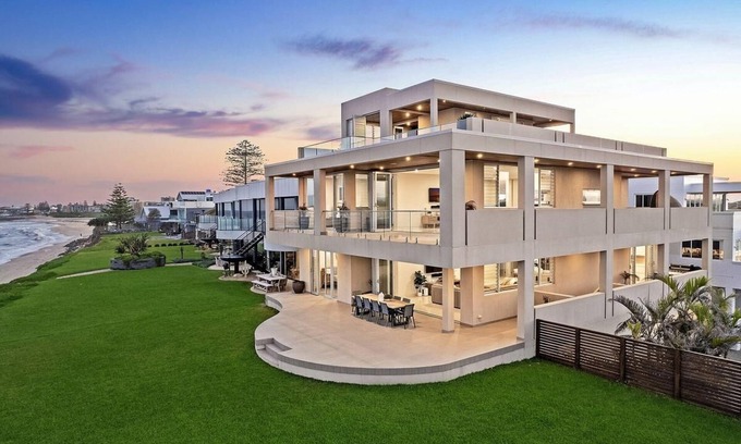 The Entrance North House | Beachfront Retreat with Spa and Ocean Views, Rated 10/10
