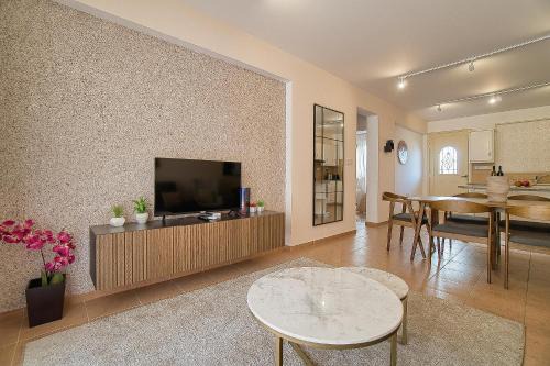 Old Town Apartment | Relax at Royal Seacrest F G6: Family-Friendly Pool Retreat