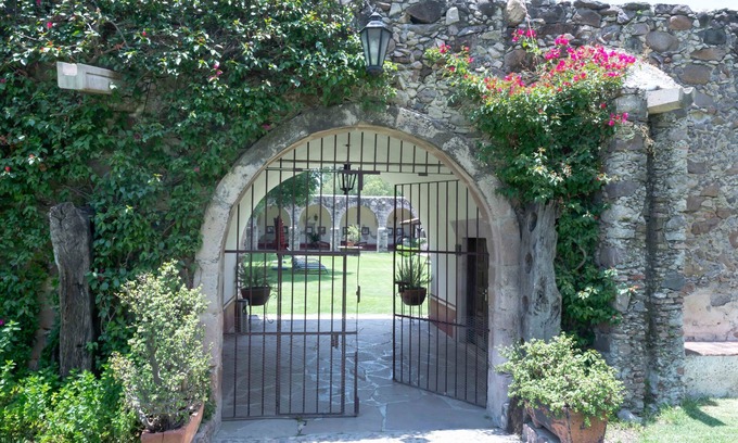 El Marques Bed & Breakfast | Indulge at Royal Silver Inn: Spa & Hot Tub Retreat
