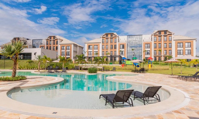 Holambra Hotel | Elegant Royal Tulip Holambra: 5-Star Stay with Ocean Views