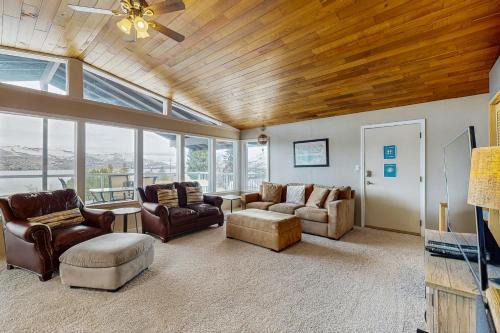Chelan House | Relaxing Getaway at Royal View on Lakeshore with Hot Tub