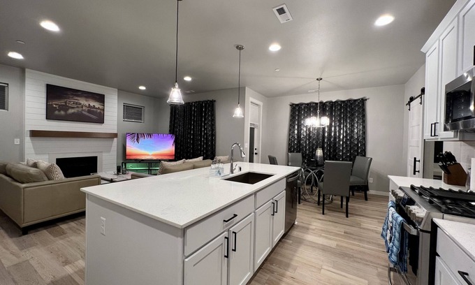Marysville House | Elegant Royal Villa: Pet-Friendly Retreat with Breakfast