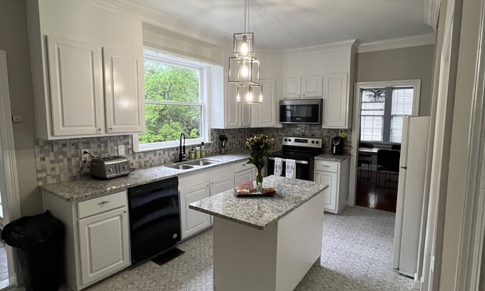 Fondren House | Enchanting Royal Villa with Breakfast & Family Amenities