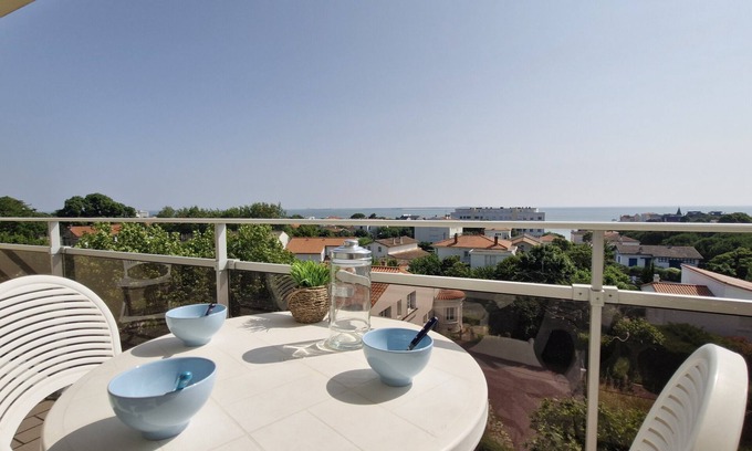 Pontaillac Apartment | Scenic Royan Apartment with Ocean View near the Beach