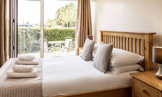 Harlow Hotel | Discover Roydon Marina Village Hotel: Family-Friendly Retreat