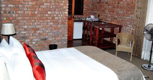 Komani Cabin | Roydon Reserve: Family-Friendly Getaway with Pool & Breakfast