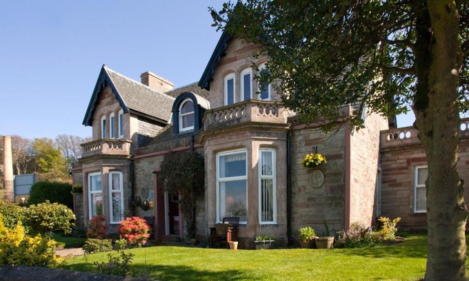 Inverness House | Inviting Royston Guest House in Inverness with Pool & Breakfast