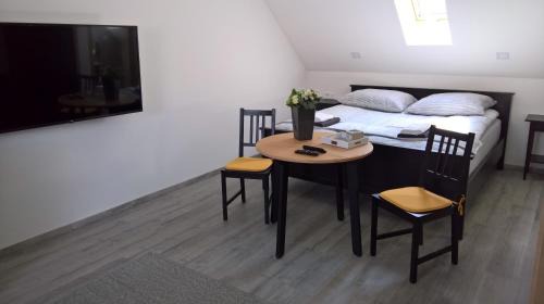 Sarrod Apartment | Top-Rated Rozália Vendégház: Family-Friendly Retreat