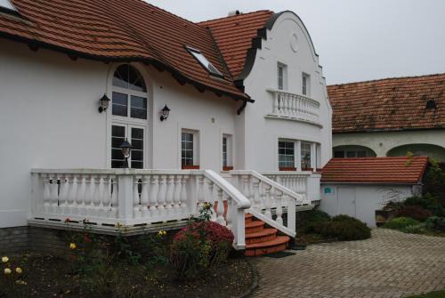 Sarrod House | Pet-Friendly Rozália Vendégház: Guest Rated 9/10 with Hot Tub