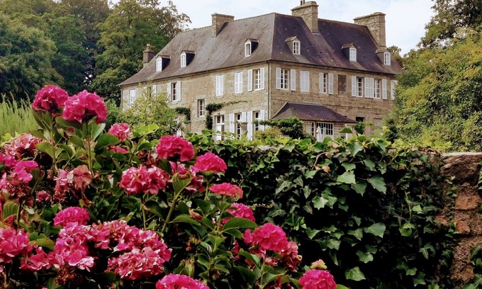 Quintin House | Discover Domaine de Roz-Maria: Comfort for 28 Guests!