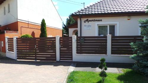 Gyula Apartment | Cozy Rozalia Apartman: Child-Friendly with Kitchen Amenities