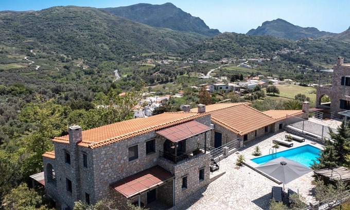 Lampini Villa | Relaxing Rozare Villa with Pool Near Taverns in Crete
