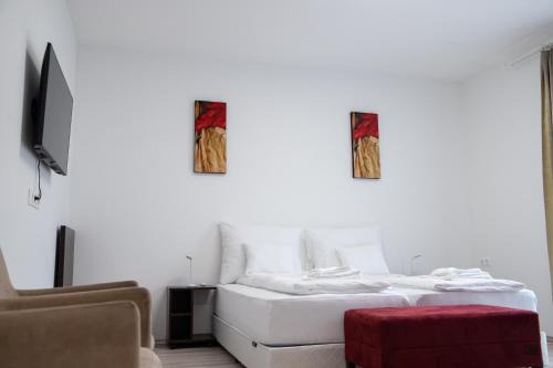 Morahalom Apartment | Relax at Rozmaring Apartmanház with Hot Tub & 10/10 Rating