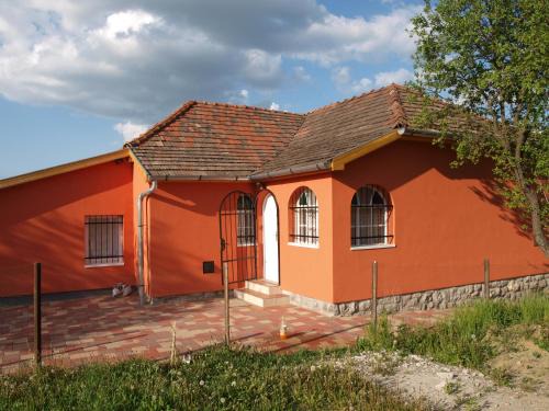 Csernely House | Relax at Rozsa Haz: Pet-Friendly Oceanfront Retreat