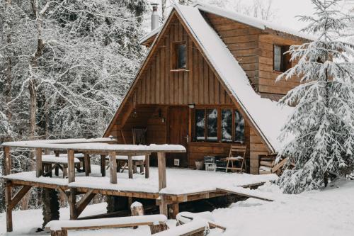 Potec Ski Chalet | Cozy Chatka Azzy: Enjoy Nature with Pet & Child-Friendly Stay