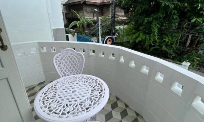 Wat Bowon Niwet Hotel | Discover RoomQuest Bangkok Rim Praya on Dinsor Road