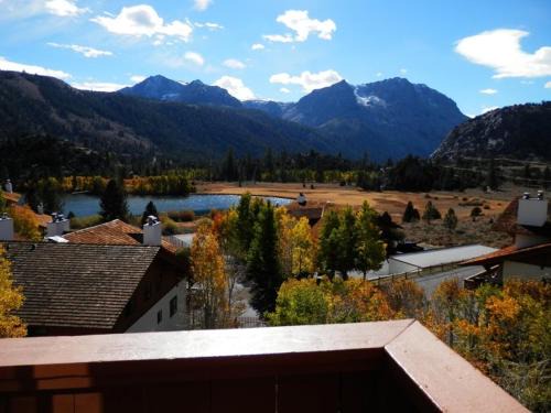 June Lake Apartment | Rr-Interlaken 16: Family-Friendly Retreat with Hot Tub