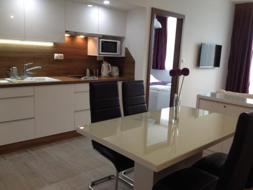 Sarvar Apartment | Enjoy Your Stay at Rubin Apartman with Pool and Spa