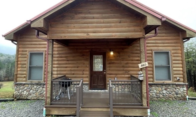 Tellico Plains Cabin | Cozy Ruby Bear: 2 Bedrooms, Pet-Friendly Retreat for Families