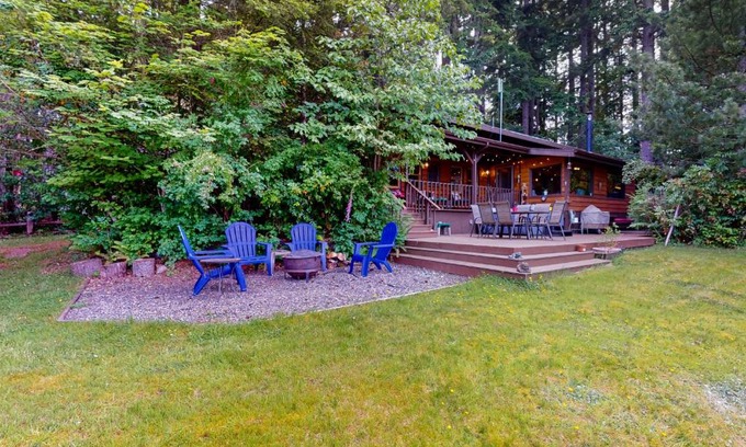Port Orchard House | Discover Ruby Creek Retreat: Pet-Friendly with Hot Tub