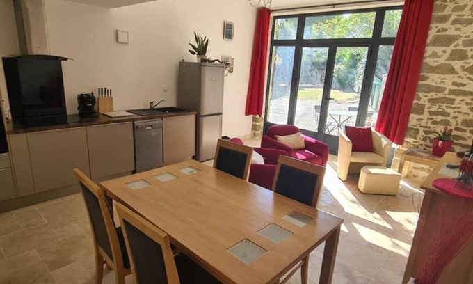 Sainte-Eulalie Apartment | Charming Ruby Gîte: Family-Friendly Retreat Near Carcassonne
