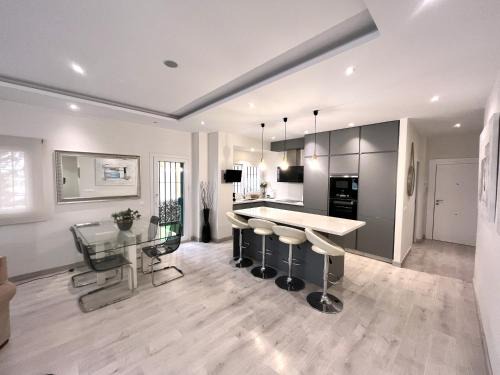 La Malagueta Apartment | Exceptional Ruby Malagueta: Family-Friendly 4-Star Retreat