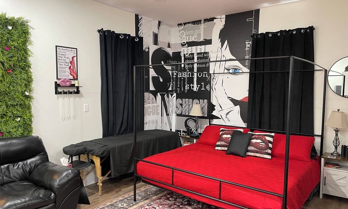 South Park Cottage | Ruby Red Haven – Chic Downtown Retreat Dayton