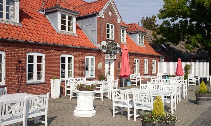 Hojer Hotel | Relax at Rudbøl Grænsekro with Pool, Spa & Family Amenities