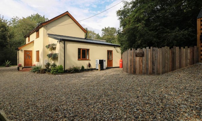 Haverfordwest House | Discover Rudbaxton Water: Family and Pet-Friendly Retreat