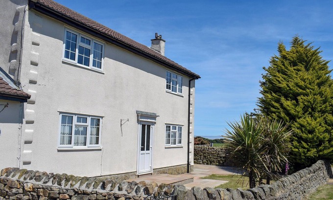 Scarborough Cottage | Spacious 4-Bedroom Retreat in Staintondale, Near Whitby