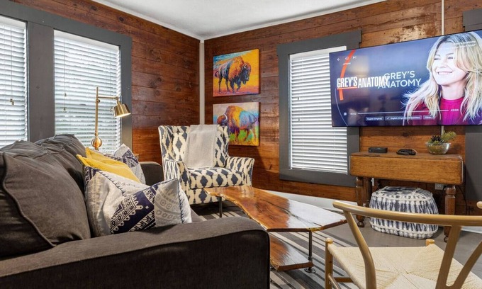 Northgate Apartment | Rudder's Retreat: Walk to A&M, Pet-Friendly with Breakfast